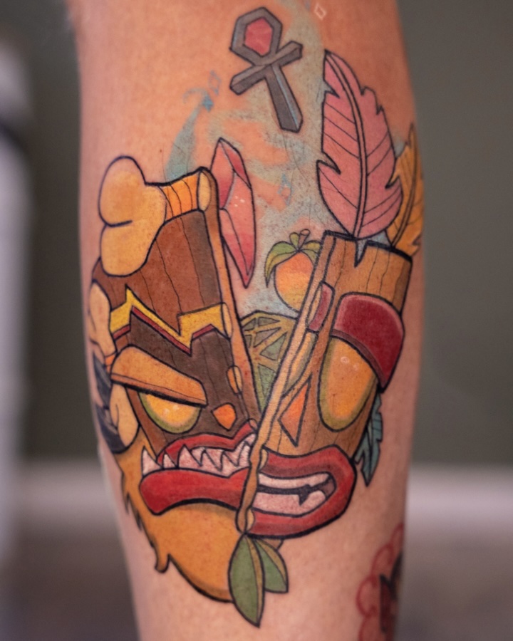 Tatouage cartoon d'AkuAku de Crash Bandicoot par Coyote