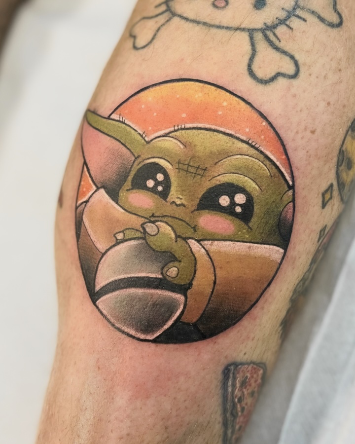 Tatouage de Baby Yoda en style cartoon par Coyote