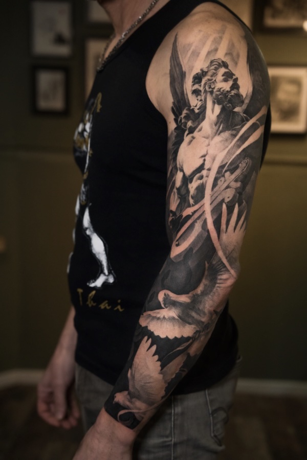 Tatouage bras complet d'un ange et des colombes par Bryan Ly