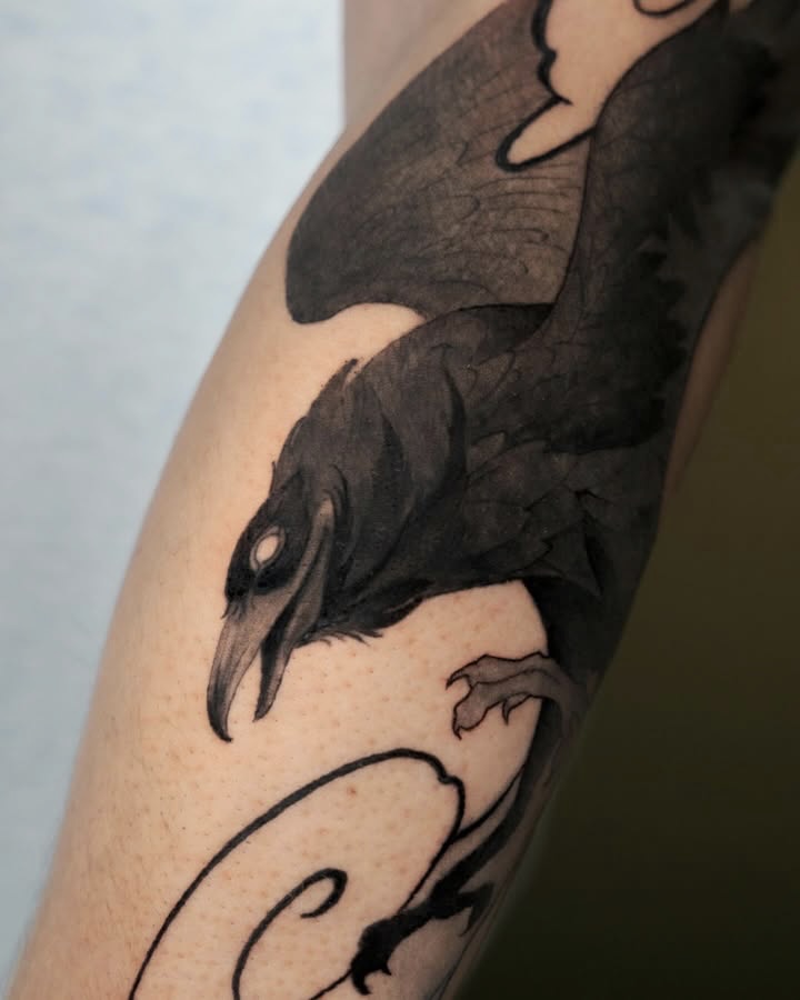 Tatouage illustratif de corbeau par Bryan Ly