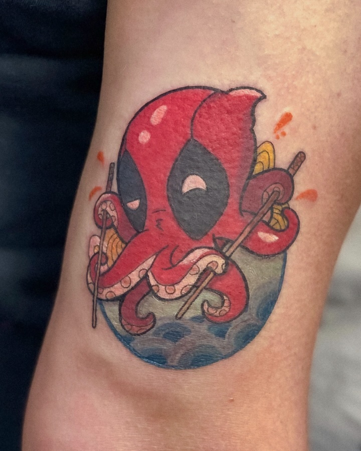 Tatouage de Deadpool et poulpe en style cartoon par Coyote
