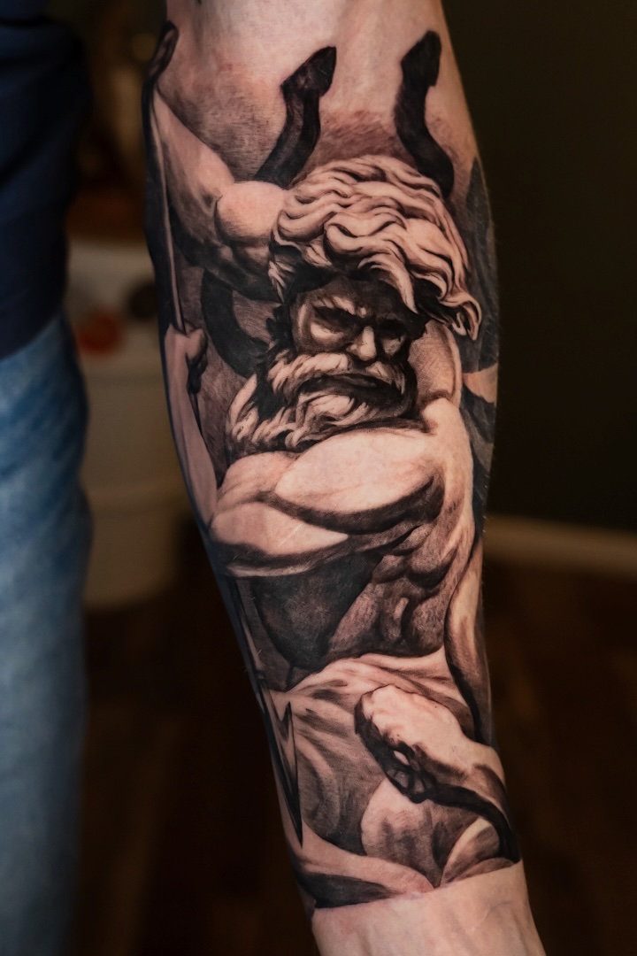 Tatouage réaliste de dieu grec par Bryan Ly