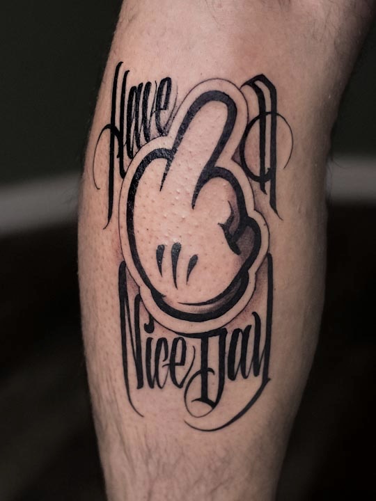 Tatouage de gant Mickey et lettrage par Bryan Ly