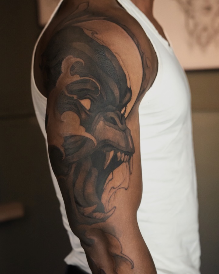 Tatouage néoréaliste de gorille à peau noire par Bryan Ly