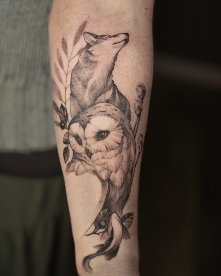 Tatouage microréaliste de loup et hibou par Bryan Ly