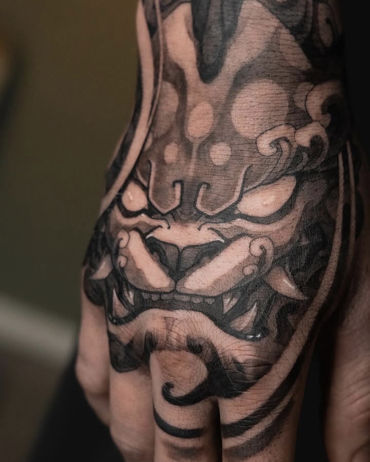 Tatouage de main foodog par Bryan Ly