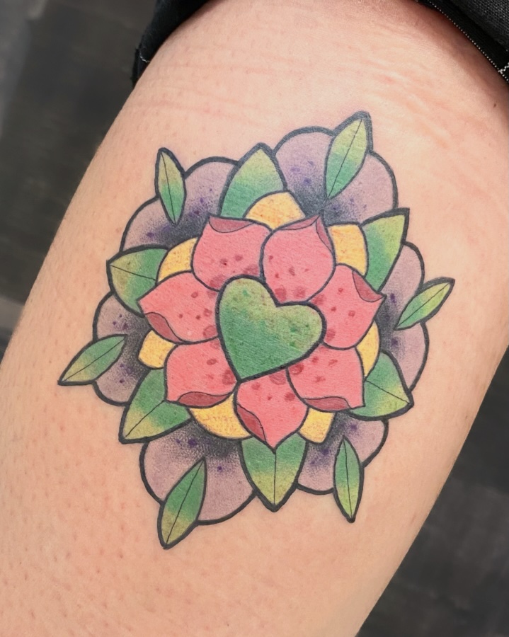 Tatouage de mandala coloré en style cartoon par Coyote