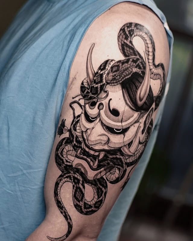 Tatouage de masque Oni et serpent par Neko