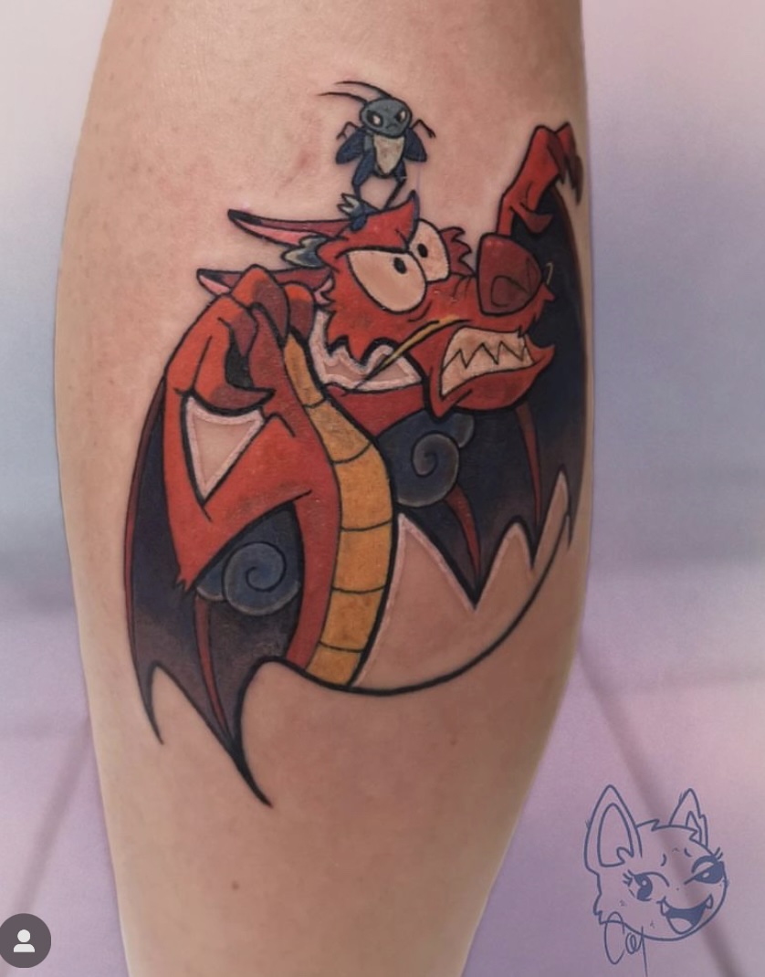 Tatouage de Mushu de Mulan en style cartoon par Coyote