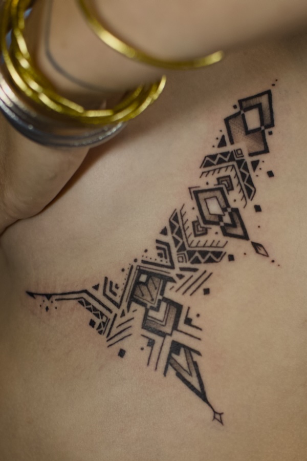Tatouage ornement minimaliste amérindien par Bryan Ly