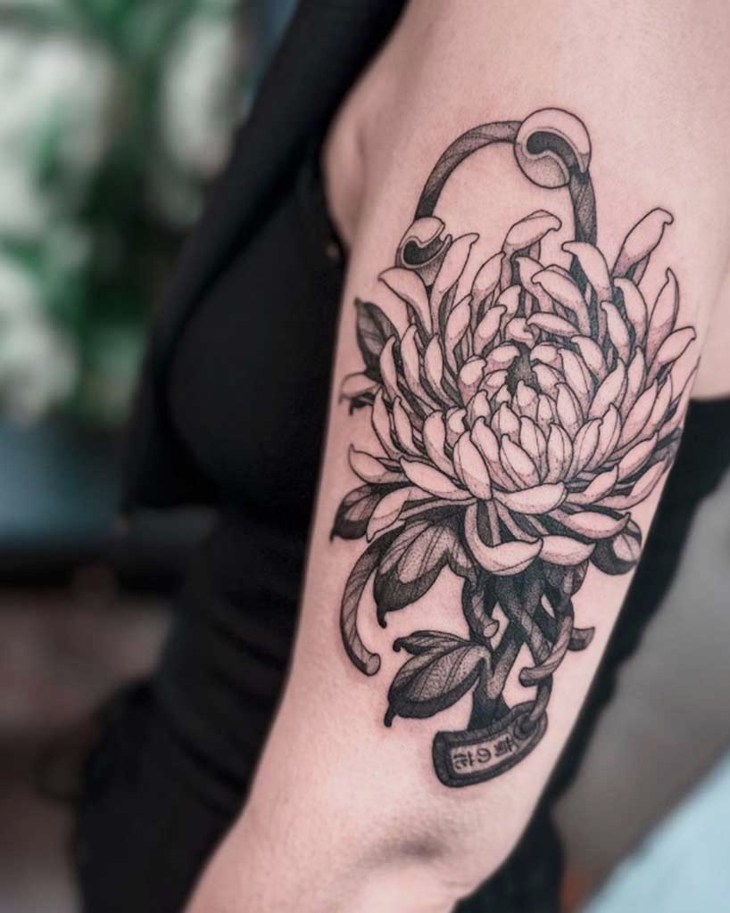 Tatouage de pivoine néo-japonaise par Neko