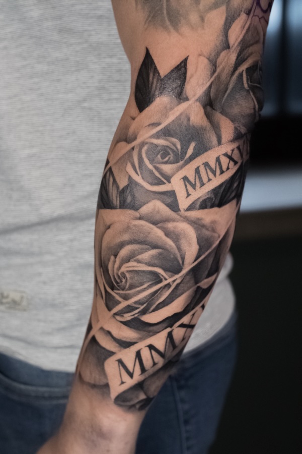 Tatouage réaliste de rose sur bras par Bryan Ly