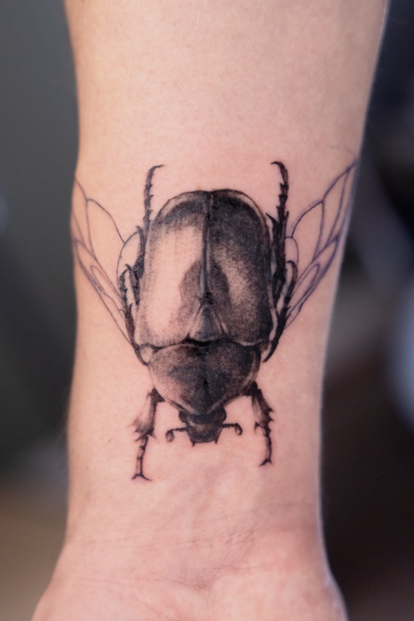Tatouage de scarabée microréaliste par Bryan Ly
