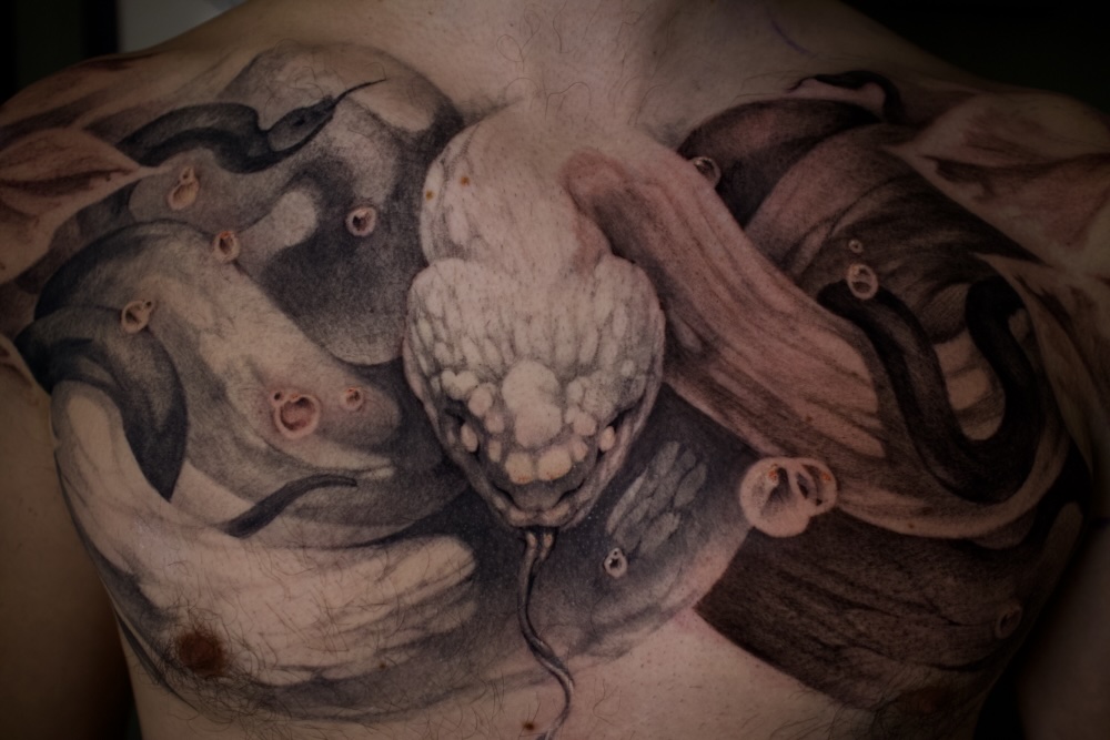 Tatouage de torse complet avec serpent réaliste par Bryan Ly