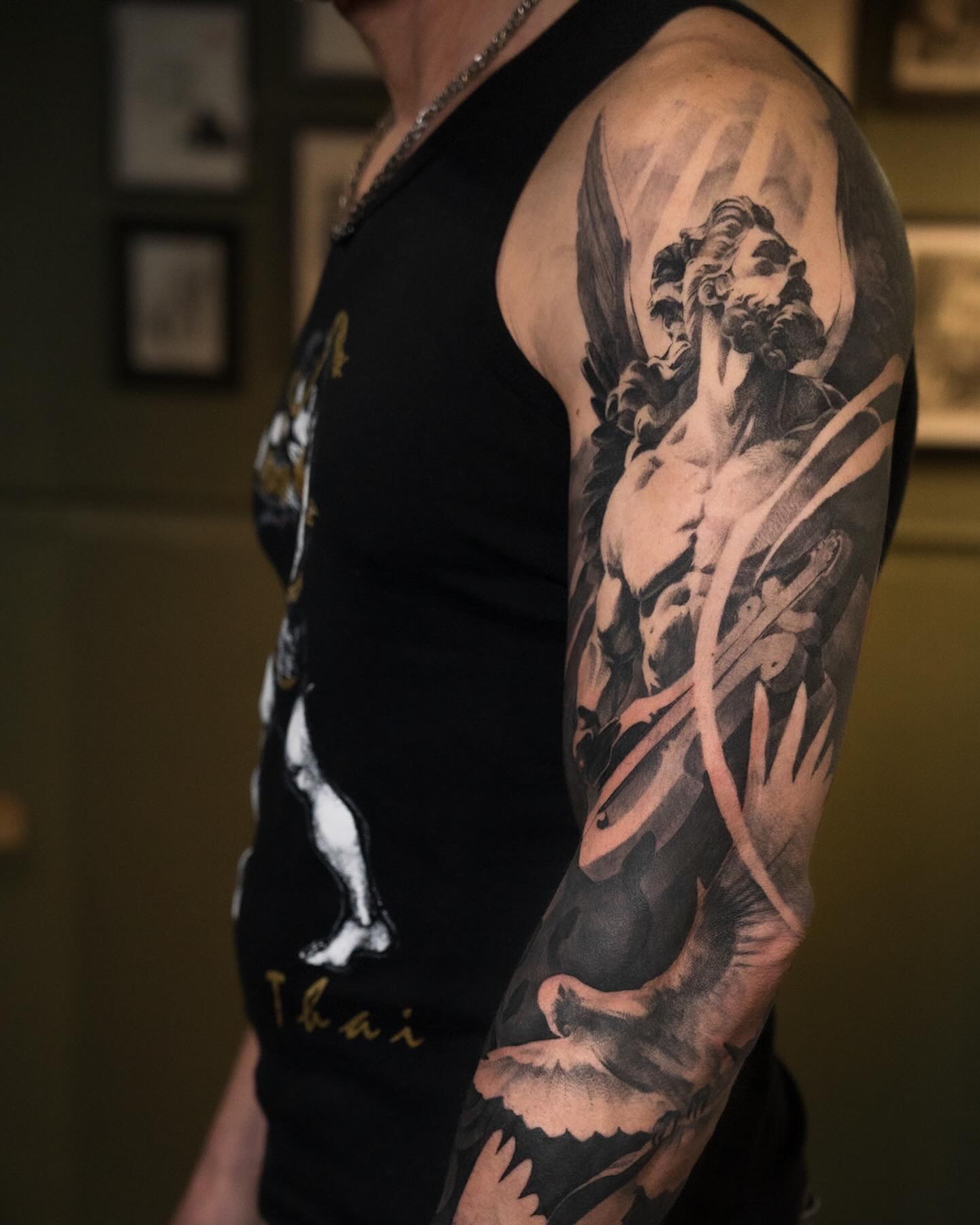 Tatouage d’un ange réaliste sur un bras par Bryan Ly