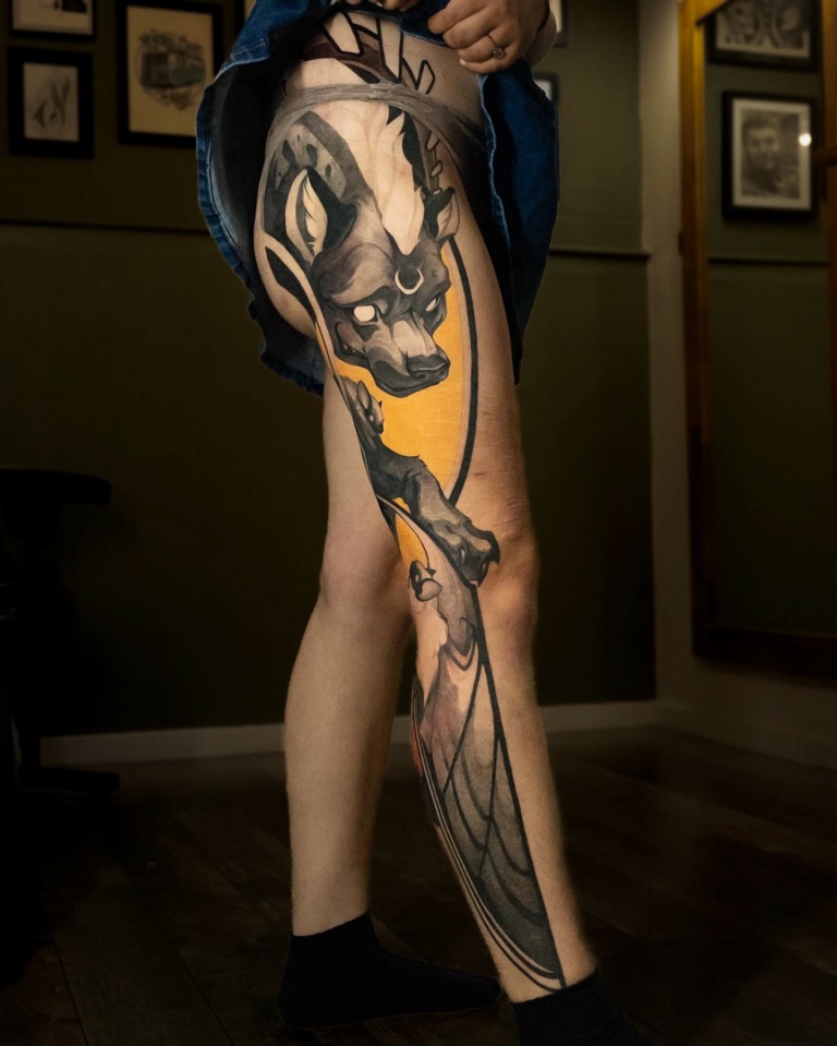 Tatouage d’une hyène néoréaliste sur une jambe par Bryan Ly