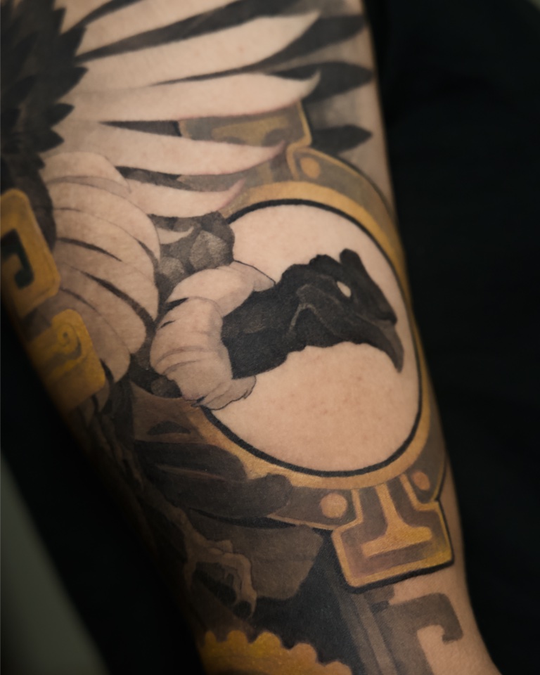 Tatouage d’un oiseau néoréaliste par Bryan Ly