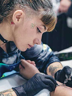Portrait de Coyote, tatoueuse à Genève, spécialiste des tatouages cartoon