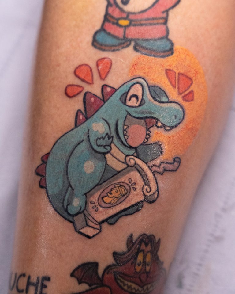 Tatouage Pokémon réalisé par Coyote, tatoueuse à Genève, style cartoon
